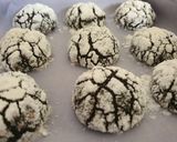 Foto langkah ke 6 dari resep Chocolate Crinkle Cookies.