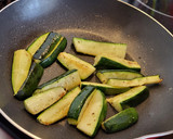 Foto del paso 2 de la receta: Bastoncitos de calabacín con miel