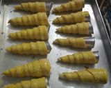 Foto langkah ke 3 dari resep Horn pastry vla susu coklat stroberi 😅.