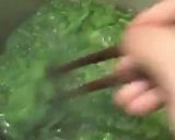 Hình bước làm 2 của món Mì nấu rau cải