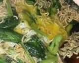Foto langkah ke 6 dari resep Mie instan Goreng Sawi.