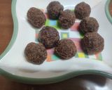 A picture of step 4 of Chocolate lolly pops Christmas spoon.