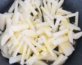 Hình bước làm 3 của món Bò bía lạp xưởng tươi