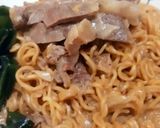 Hình bước làm 2 của món Mì tôm trộn thịt cừu rong biển
