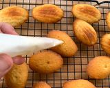 Foto del passaggio 6 della ricetta Madeleines Glassate al Cioccolato con il Cuore di Miele