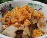 Hình bước làm 2 của món Dưa chua trộn da heo quay