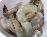 รูปขั้นตอนการทำที่ 2 ของ กุ้งผัดพริกเผาไข่เค็ม