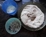 Foto del paso 1 de la receta: Pan integral con mix de semillas