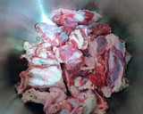 Foto del paso 2 de la receta: Guiso de cordero en salsa de cebollas blancas y especias