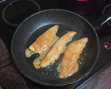 Foto del paso 2 de la receta: Gallo al aroma de Cookpad con ensalada