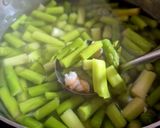 Hình bước làm 3 của món Canh măng tây nấu tôm