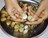 A picture of step 2 of Stuffed clams gravy.