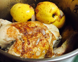 Foto del paso 1 de la receta: Pollo asado en la olla con manzanas y vino tinto