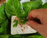 Foto del passaggio 3 della ricetta Feta al cartoccio con foglie di fico