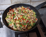 Foto del paso 2 de la receta: Daditos de pollo con guisantes y pimientos