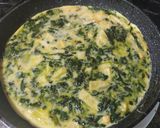 Foto del paso 6 de la receta: Tortilla de espinacas patatas cebolla y ajo