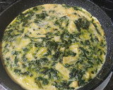 Foto del paso 6 de la receta: Tortilla de espinacas patatas cebolla y ajo