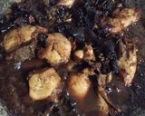Gambar langkah 5 resipi Ayam Masak Kicap Lada Hitam & Cendawan Hitam.