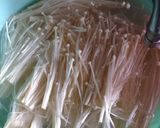 Hình bước làm 2 của món Miến trộn nấm kim châm và dồi heo và trứng keto