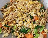 Foto langkah ke 4 dari resep Mie Goreng Rolade.