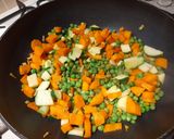Kínai pirított rizs csirkével és zöldségekkel recept fázis 4 fotója