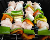 Foto del paso 4 de la receta: Brochetas de pollo con verduritas y arándanos