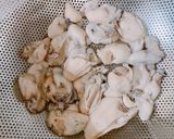 A picture of step 1 of Oyster and Velvet Antler Mushroom Rice Porridge.