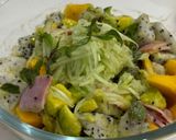 Hình bước làm 1 của món Cơm nhà với nạc lưng heo xào sả cốt dừa, salad hoa quả nhiệt đới, canh củ cải tôm khô nấm kim châm