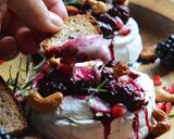 Zapiekany Camembert z gorącymi jeżynami w miodzie krok przepisu 4 zdjęcie
