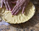 A picture of step 5 of Uruguayan Apple pie.