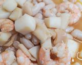 Foto del paso 5 de la receta: Alubias blancas con sepia y langostinos