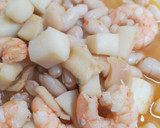 Foto del paso 5 de la receta: Alubias blancas con sepia y langostinos