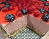 Foto del paso 6 de la receta Tarta de fresas con nata y frutos del bosque