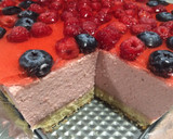 Foto del paso 6 de la receta: Tarta de fresas con nata y frutos del bosque