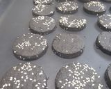 Foto del paso 2 de la receta: Alfajor oreo con sésamo relleno de limón