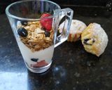 Foto del paso 1 de la receta: Yogur con granola y frutas 🍓