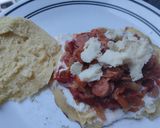Foto del paso 7 de la receta: Arepa rellena de salchicha, pimentón, cebolla y queso🥯🌭🧀