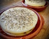 Foto del paso 1 de la receta: Aperitivos rápidos: Provolone con ibérico, Tostas de mantequilla con ajo & Mini brochetas vegetales