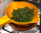 Foto del paso 4 de la receta: Judía verde salteada con ajo y taquitos de jamón