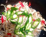 Foto langkah ke 4 dari resep Tumis Toge Jamur Kancing.
