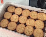 Foto del paso 2 de la receta: Tarta de galletas con chocolates