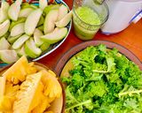 Hình bước làm 2 của món Nước Ép Níu Kéo Thanh Xuân (Thơm + Kale+ Ổi)