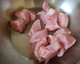Foto del paso 1 de la receta: Carne de puerco con verdolagas en salsa combinada