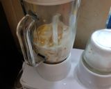 A picture of step 2 of Peach milkshake.