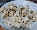 Foto del paso 2 de la receta: Ensalada vertical con tofu, alfalfa, salsa de soja y sésamo 🥗