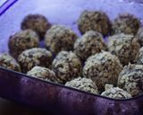 Foto langkah ke 5 dari resep Choco Peanut Oat Balls with Blueberry Jam.