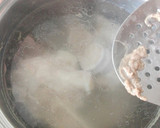 Foto del paso 1 de la receta: Ensalada de pie de ternera y gambas