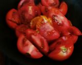 A picture of step 1 of Tomato- dates chutney.