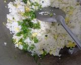 Foto langkah ke 6 dari resep Nasi Goreng Daun Bawang.