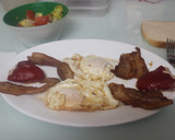 Foto del paso 8 de la receta: Huevos fritos con tocino y pimientos rellenos